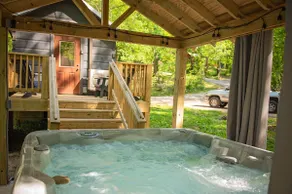 Meg's garden-side cabin with private hot tub, firepit - Image 2