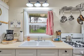 🍩Downtown Drift -Historic Arcata Home on the first floor - Hot Tub, Sauna & Bikes🐶 - Image 3