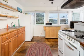 ✌️Downtown Digs, Enjoy shared sauna, hot tub & yard at this dog-friendly property in town - Image 5