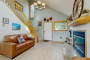 Peaceful sanctuary with hot tub & fireplace - Image 4