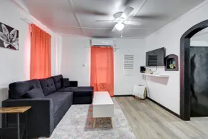 The Bluebird: Modern 1 Bed, Large Peaceful Yard - Image 3