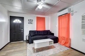The Bluebird: Modern 1 Bed, Large Peaceful Yard - Image 2