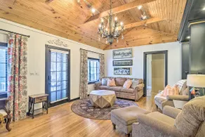 Eclectic 'Osage Cottage' in Historic District - Image 4