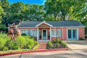 Eclectic 'Osage Cottage' in Historic District - Image 3