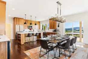 Welcome to Oz: A Vibrant Estate with Hot Tub! - Image 2