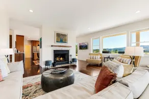 Welcome to Oz: A Vibrant Estate with Hot Tub! - Image 3