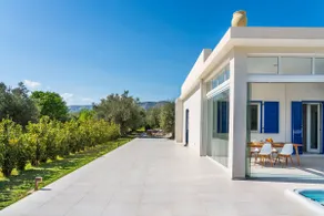 Villa avec jardin, barbecue et jacuzzi - Image 2