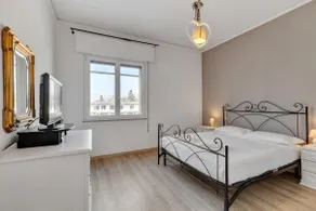Elegant Blue Apartment in Vicenza - Image 5