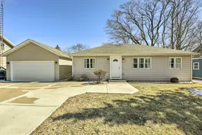 Twin Lakes Escape w/ Deck < 1 Mi to Beach! - Image 3