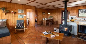 3 Bedroom, 1 Bathroom Mountain Log Cabin Cottage - Image 2