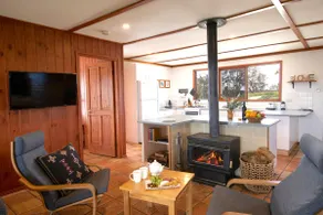 3 Bedroom, 1 Bathroom Mountain Log Cabin Cottage - Image 5