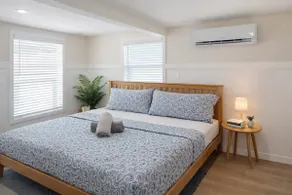 Walk to the Beach & Free Paddle Boards+ King Bed - Image 2