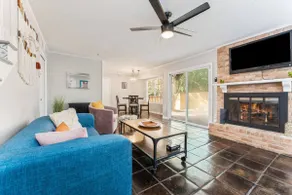 Antique Chic ★ 4BR★ Dog Friendly ★FC, F1, ACL, - Image 3