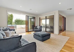 Stunning Home Alfresco Entertainment Jacuzzi - Image 3