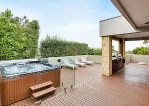 Stunning Home Alfresco Entertainment Jacuzzi - Image 2