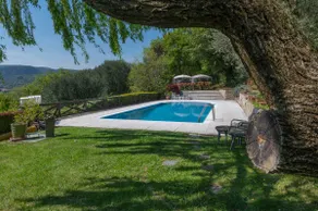 Beautiful villa with private garden and pool - Image 4