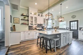 Spacious Abode, Walk to Texas Heroes Square! - Image 2
