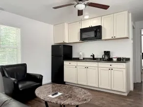 Room 12 (Suite) at Inland Lakes Motel - Image 3