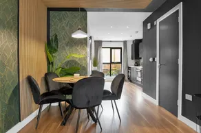 Salford Quays Luxury Safari Retreat Free Parking - Image 4