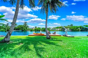 HEATED POOL+WATERFRONT+KAYAK+PING PONG / NEAR BEACH! - Image 4