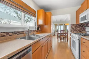 Krusty Krab! Lakefront Getaway, Walk to Downtown! - Image 4