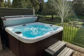 Creekside home with private hot tub & fireplace - access to pools hot tub gym - Image 2
