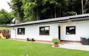 Modern vacation home with garden - Image 5