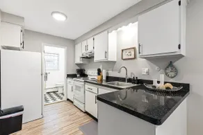 Quiet & Cozy End Unit Near Downtown Mount Clemens - Image 3