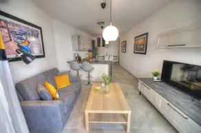 Bright and beautifully furnished apartment close to seafront BFRA1-2 - Image 2