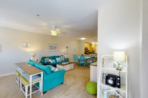 Sunny beach condo with washer & dryer, pool & hot - Image 4