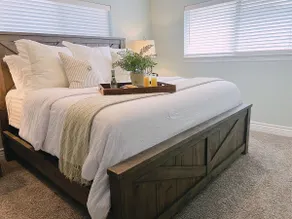 Double Down: Spacious Lakefront Retreat with Stunn - Image 4