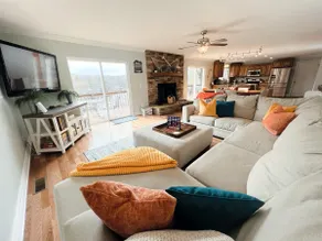 Double Down: Spacious Lakefront Retreat with Stunn - Image 2