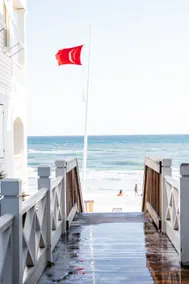 Charming Beach Cottage, private beach access, bunk room and amazing yard! - Image 2