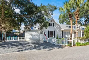 Charming Beach Cottage, private beach access, bunk room and amazing yard! - Image 4