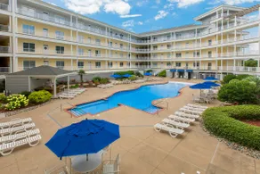 Ocean view condo with balcony, WiFi, on-site pool - Image 4