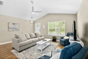Peaceful Pearl Retreat- 5 Minutes to Downtown, 10 Minutes to Beach - Image 3