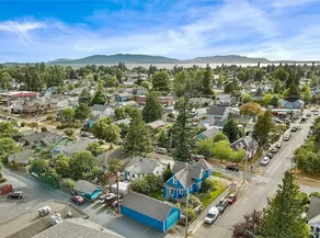 Amazing Victorian 4BR w/Hot Tub 5 Min to Downtown - Image 2