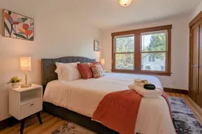 Newberg Wine Country Suites: Rose Room - Image 2