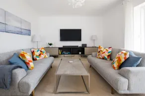 Modern & stylish seaside family home - Image 3