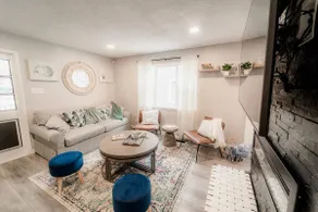 Cherry Door Cottage -Enclosed Backyard, Walk Downtown, Hot Tub! - Image 5