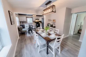 Cherry Door Cottage -Enclosed Backyard, Walk Downtown, Hot Tub! - Image 3