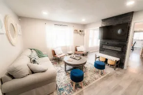 Cherry Door Cottage -Enclosed Backyard, Walk Downtown, Hot Tub! - Image 2