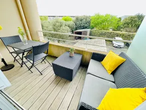 Lovely Apartment With Balcony Near The Lake - Image 2