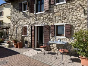 Voll ausgestattetes weiträumiges Ferienhaus mit Terrasse und Grill - Image 2