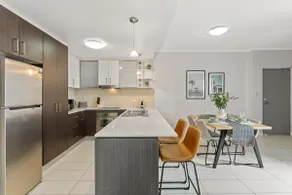 Central Cosy 2-Bed with Pool and near QUT  CBD - Image 2