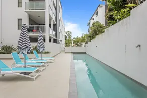 Central Cosy 2-Bed with Pool and near QUT  CBD - Image 5