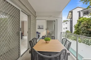 Central Cosy 2-Bed with Pool and near QUT  CBD - Image 3
