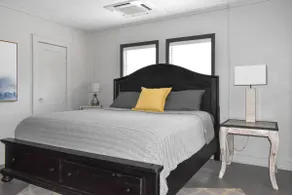 Rudder's Retreat: Walk to A&M, Comfy King Bed - Image 3