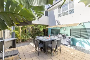 Dolphin Lagoon Luxury Escape - Image 4