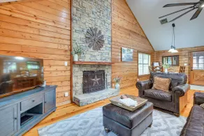 Hot Tub: Luxe Lake Livingston Cabin in Cape Royale - Image 5